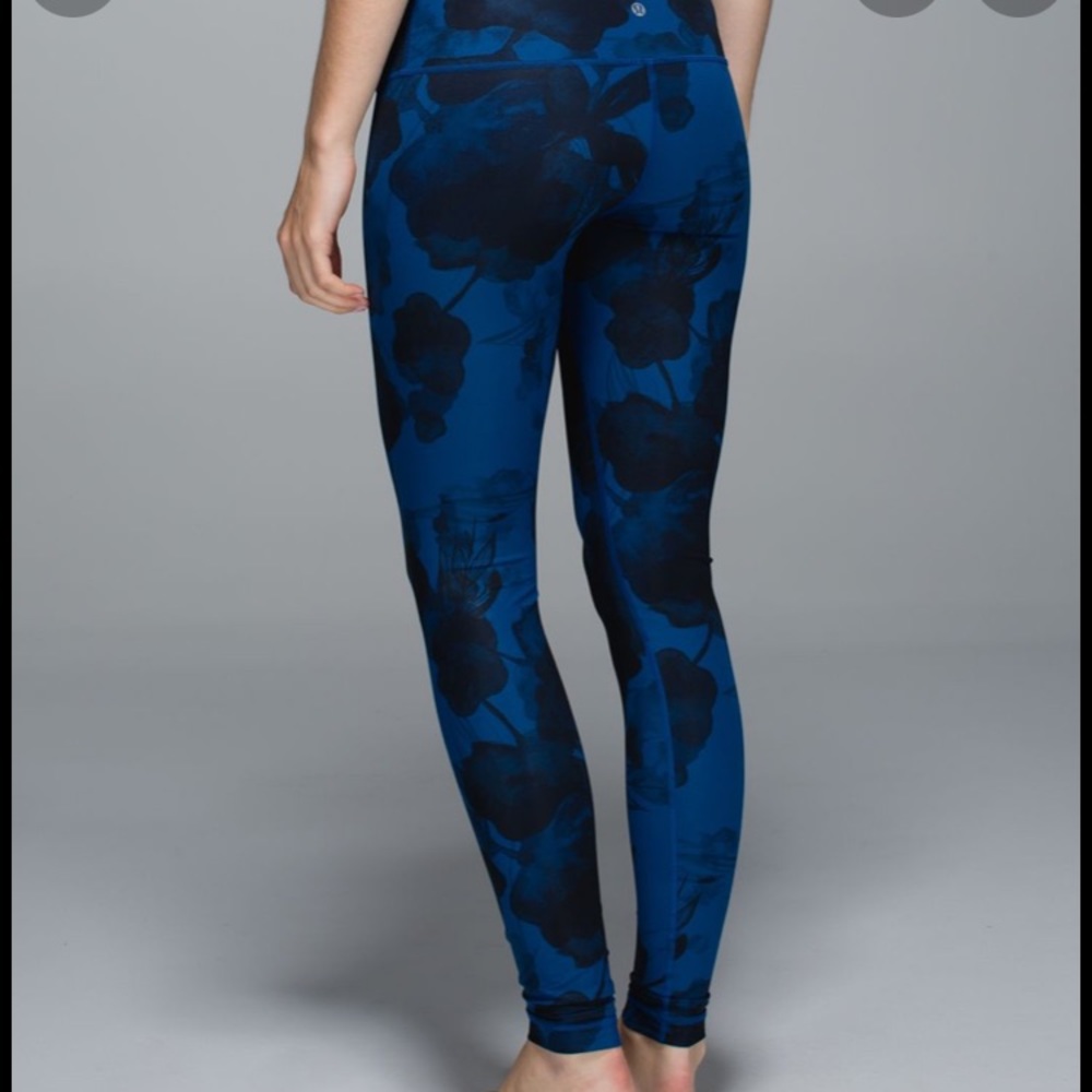 Lululemon wunder under in black and blue floral